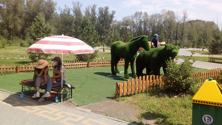 Фигуры животных и скамейка