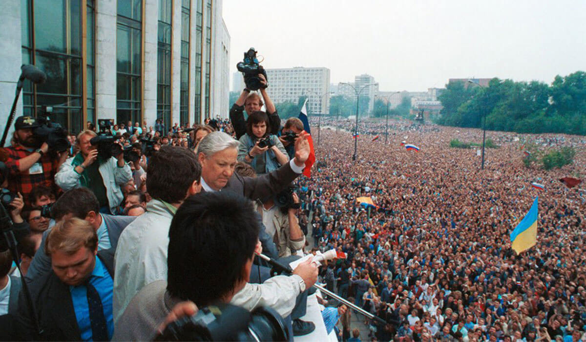 Б. Н. Ельцин перед народом на балконе Дома Правительства
