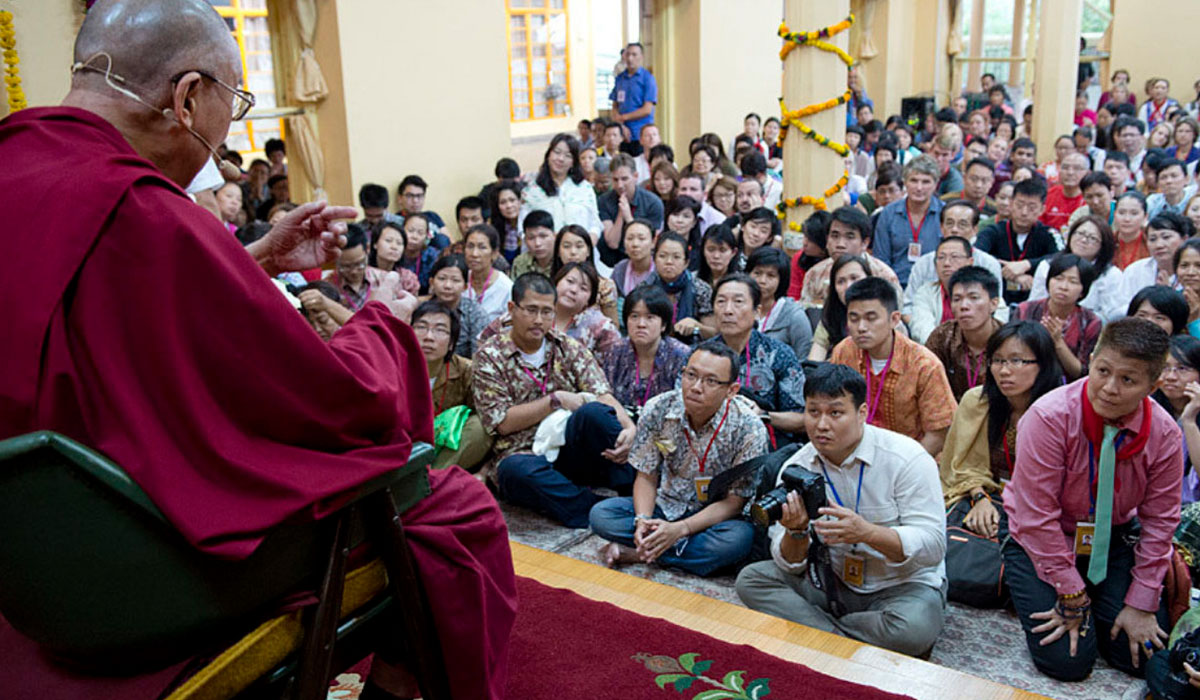 Далай-Лама дает учение слушателям.