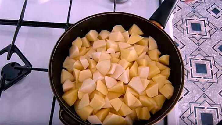Нарезанная картошка на сковороде